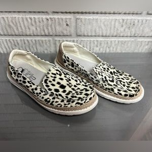 Leopard Hey Dude excellent condition